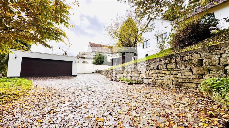 Umfassend saniertes Ein- Zweifamilienhaus auf großem Grundstück in Traumlage - Zufahrt Wohnhaus / innenhofbereich / Garage